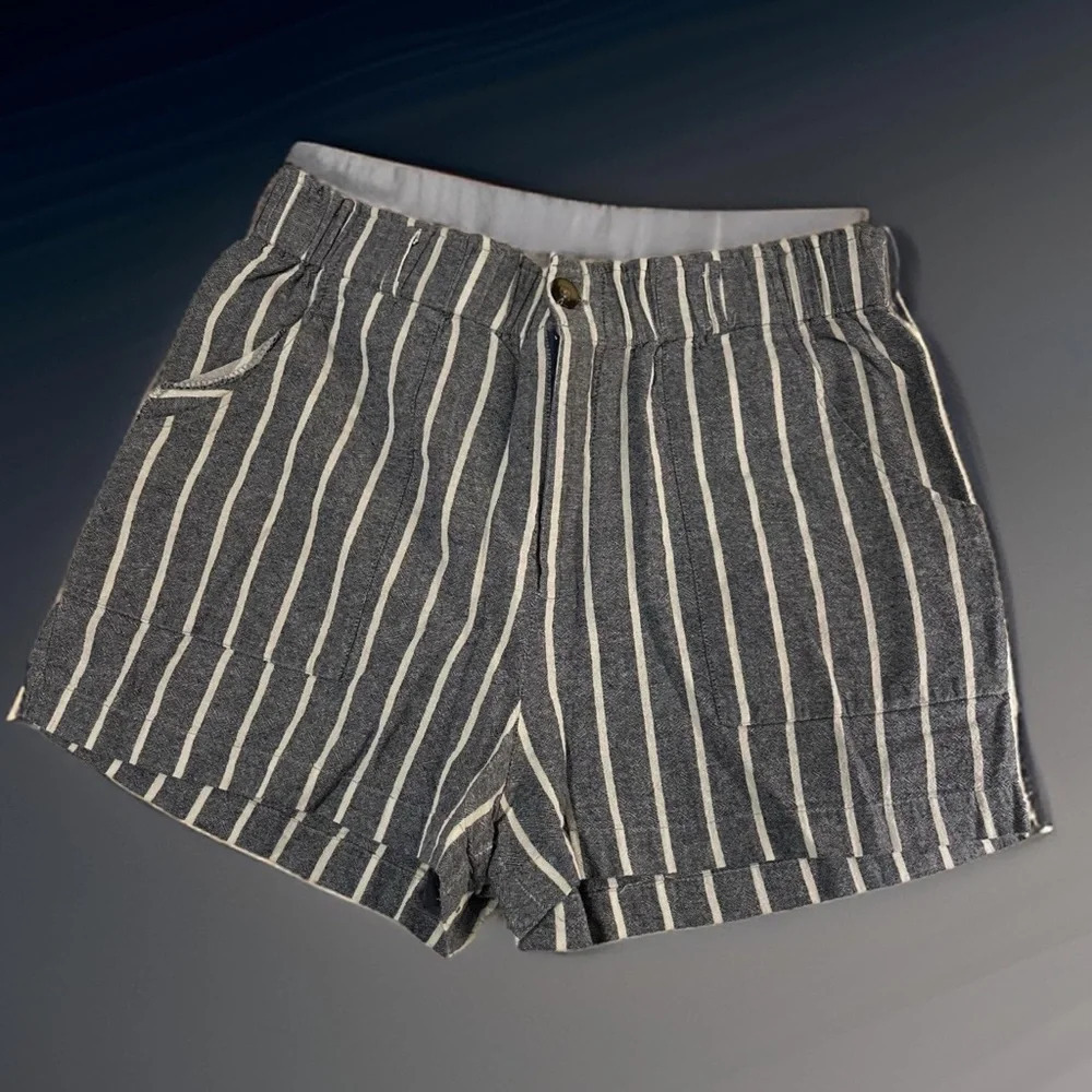 Women’s High-Waist Striped Shorts - Gray/White